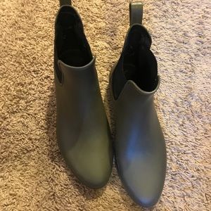 Target Rainboots. Women’a size 8. Forest green.